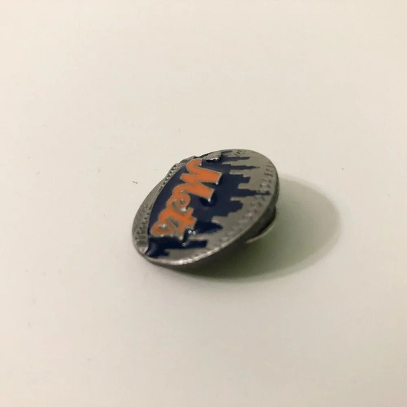 Vintage New York Mets Baseball MLB Ball Shape  Pin - Picture 10 of 11